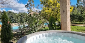 Outdoor spa tub