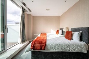 Apartment | 4 bedrooms, free WiFi, bed sheets - 4 Bed Penthouse - Sleeps 10 - Parking - Smoking (London)