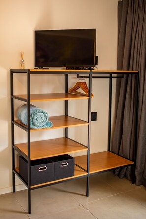 Comfort Double Room 4 = Umbala = double room with 2 single beds | Individuelt dekorert, individuelt innredet og blendingsgardiner