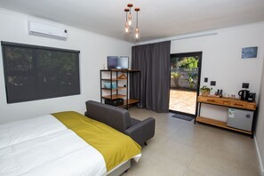 Comfort Double Room 4 = Umbala = double room with 2 single beds | Baño | Ducha, artículos de higiene personal de diseño y secador de pelo
