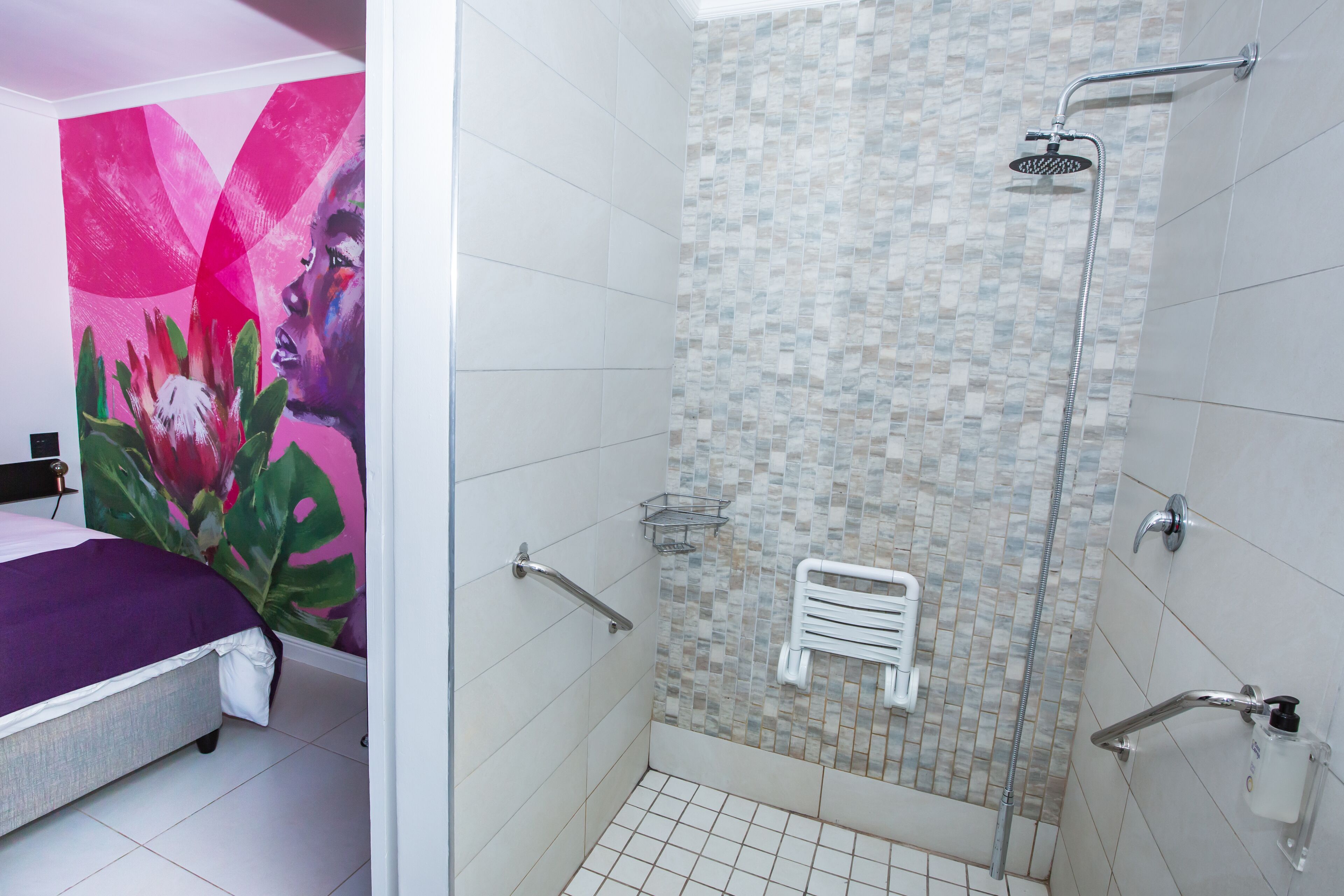 Een badkamer met douche, toilet en wastafel.