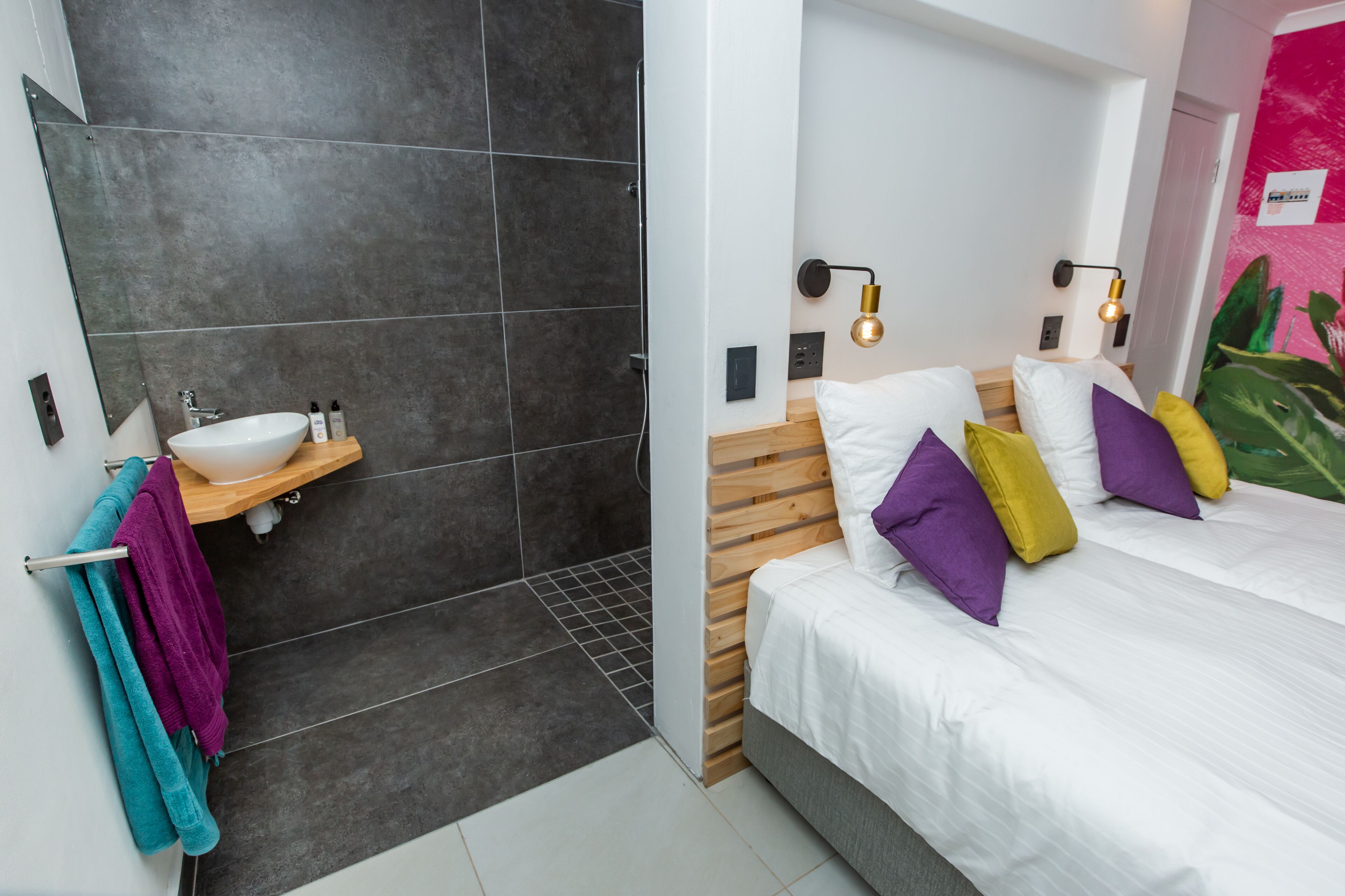 Standard Double Room 2 = Umlilo = double room with double bed | Individueel gedecoreerd, individueel gemeubileerd