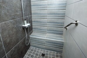 Standard Double Room 2 = Umlilo = double room with double bed | Salle de bain