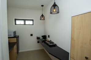 Classic Room 5= Amanzi=  double room with kitchenette, 2 single beds with or without topping | Private kitchen | Espresso maker, coffee/tea maker, electric kettle - Casa iLanga guesthouse (Cape Town)