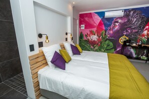Standard Double Room 2 = Umlilo = double room with double bed | Decoración individual, mobiliario individual, cortinas opacas