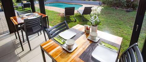 Daily buffet breakfast (ZAR 180 per person)