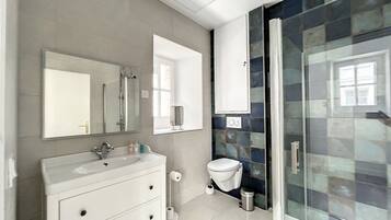 Een haardroger, handdoeken, toiletpapier