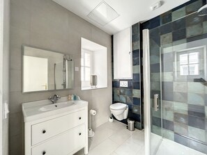 Sèche-cheveux, serviettes fournies, papier toilette