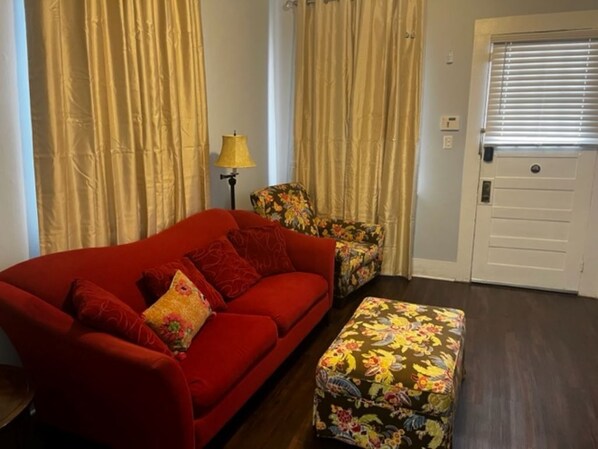 Smart TV - Biloxi Bungalow - Heart of Biloxi - Beach, Casinos and more! (Biloxi)