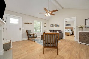 TV, fireplace - Battle Ground Bungalow, Battle Ground Bungalow (Rutherford County)