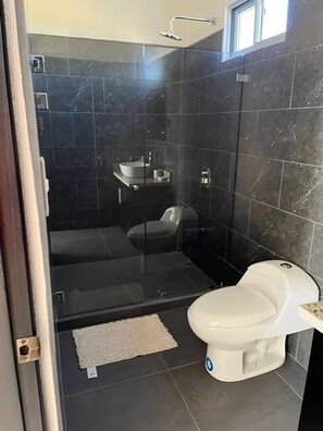 SĂšche-cheveux, serviettes fournies, savon, shampoing