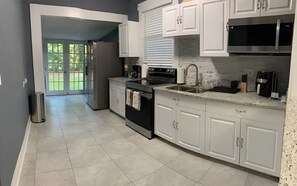 Fridge, microwave, oven, dishwasher - Charming home in Tampa neighborhood Clearwater (Tampa)