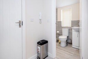 Studio | Bad | Dusj, hårføner og håndklær