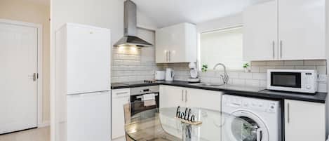 Estudio | Cocina privada | Frigorífico, microondas, horno y placa de cocina