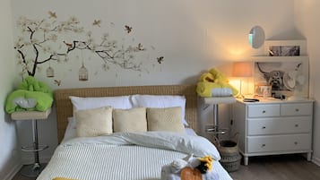 2 habitaciones, tabla de planchar con plancha y cuna de viaje