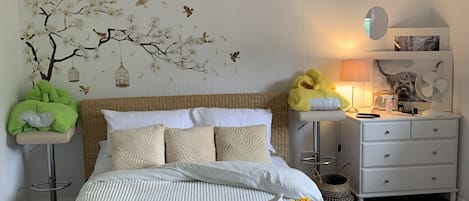 2 habitaciones, tabla de planchar con plancha y cuna de viaje