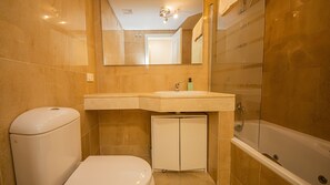 Bathtub, towels
