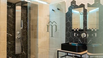 Ducha, artículos de higiene personal gratuitos y secador de pelo
