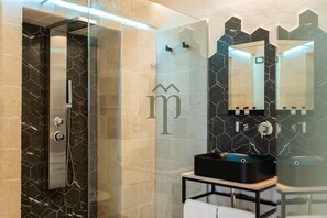 Dusche, kostenlose Toilettenartikel, Haartrockner, Bademäntel