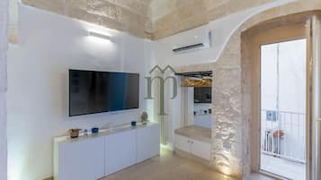 Una televisión de pantalla plana