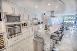 Fridge, microwave, oven, stovetop - 3-story modern, home, with a large deck & jacuzzi overlooking the Miami River  (Miami)