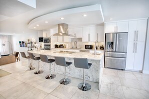 Fridge, microwave, oven, stovetop - 3-story modern, home, with a large deck & jacuzzi overlooking the Miami River (Miami)