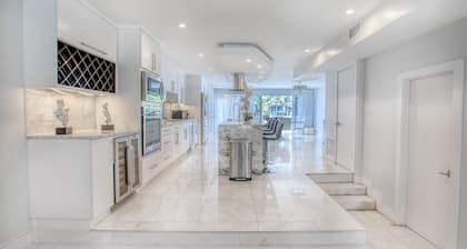 3-story modern, home, with a large deck & jacuzzi overlooking the Miami River