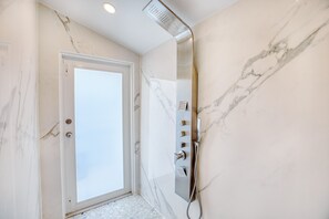 Shower, hair dryer, towels, soap - 3-story modern, home, with a large deck & jacuzzi overlooking the Miami River  (Miami)