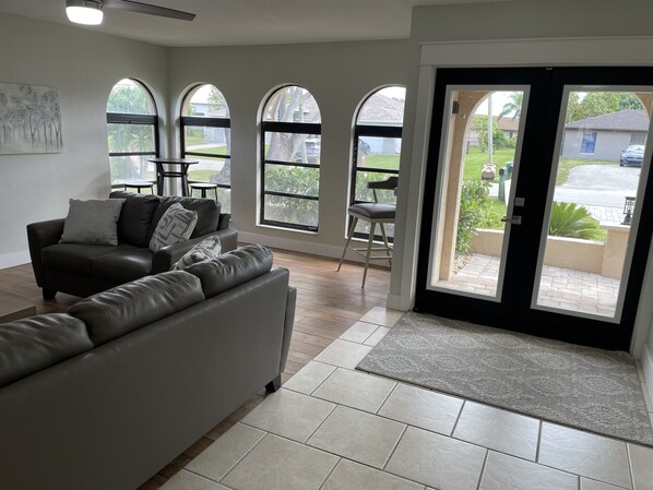 Smart TV - Quite Waterfront Villa+Heated Pool+ Close to Dining+Shopping+Entertainment (Cape Coral)