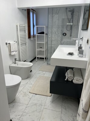 Shower, hair dryer, bidet, towels - Elegante appartamento Borgo San Jacopo (Firenze)