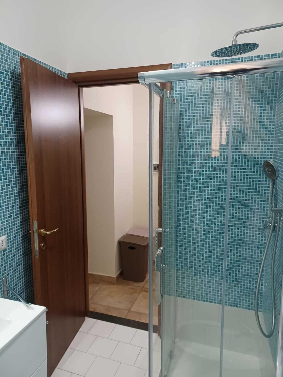 Doccia, asciugacapelli, bidet, asciugamani