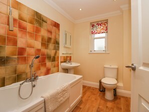A bathroom with a bathtub, sink, and toilet. - Castle Crag (Keswick)
