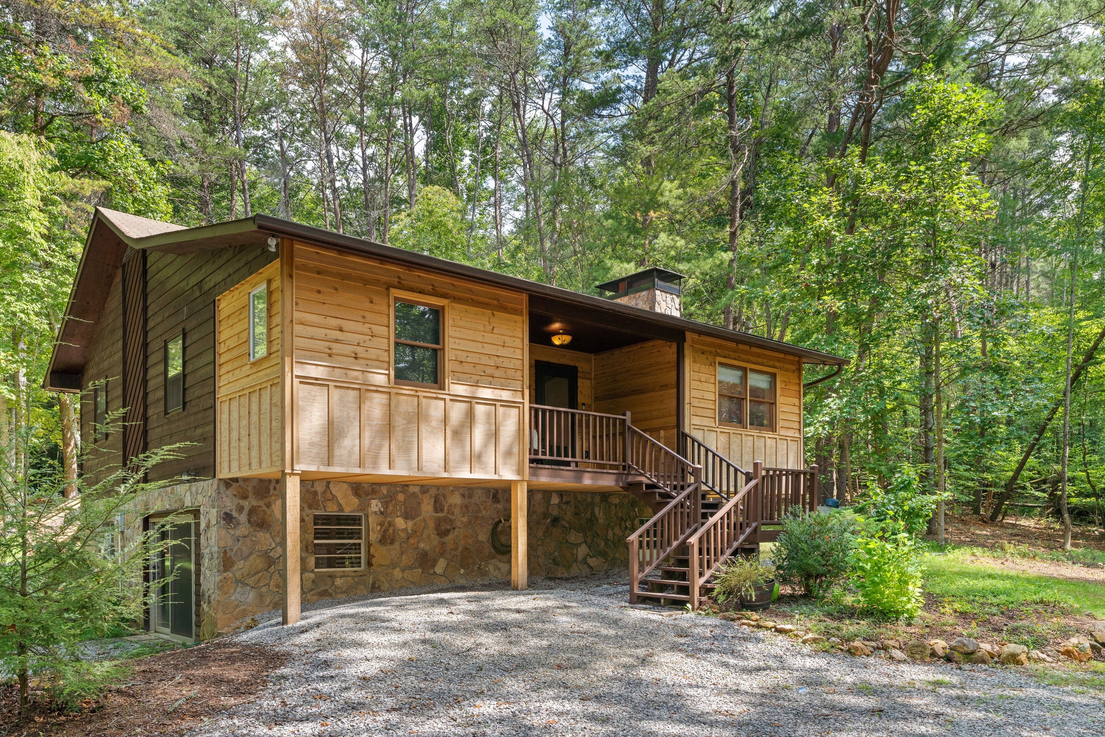 Rural cabin in wooded lot with firepit, fireplace, grill, wraparound deck, W/D