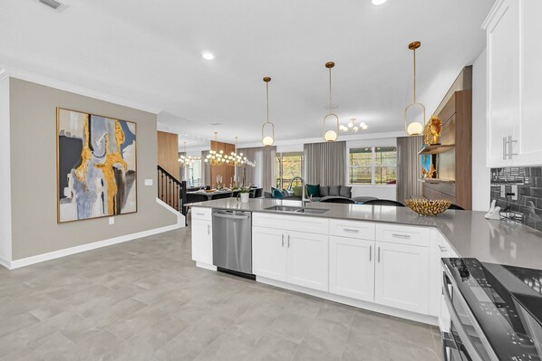 Mikrowelle, Ofen, Geschirrspüler, Wasserkocher mit Kaffee-/Teezubehör