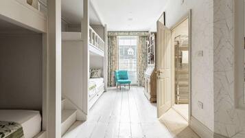 9 chambres, bureau, fer et planche Ă repasser, lit parapluie