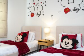 3 habitaciones, tabla de planchar con plancha y cuna de viaje