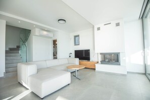 Fernseher, Kamin, Stereoanlage