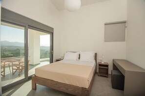 3 chambres, coffres-forts dans les chambres, fer et planche à repasser