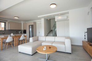 Fernseher, Kamin, Stereoanlage