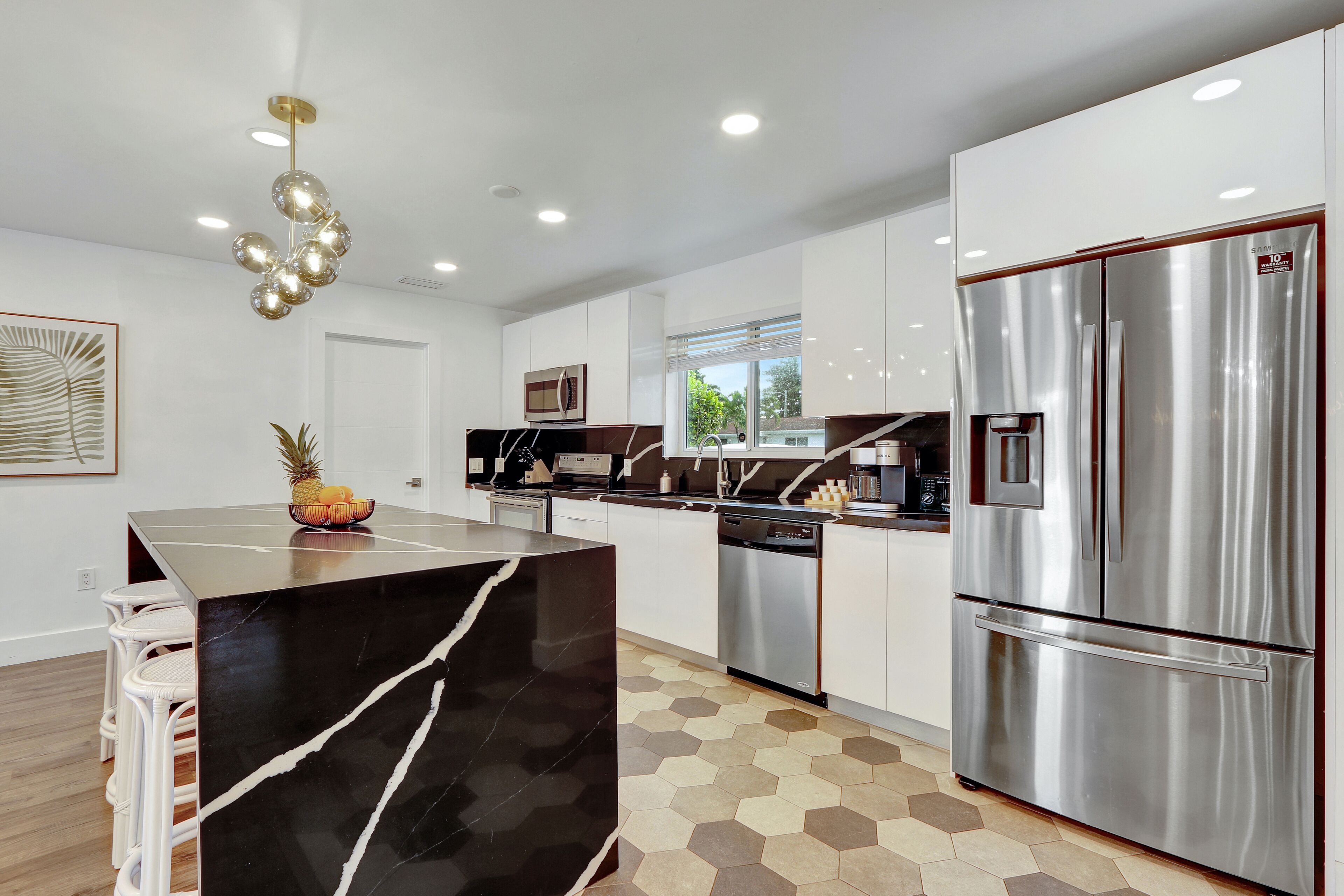 Réfrigérateur, micro-ondes, four, plaque de cuisson