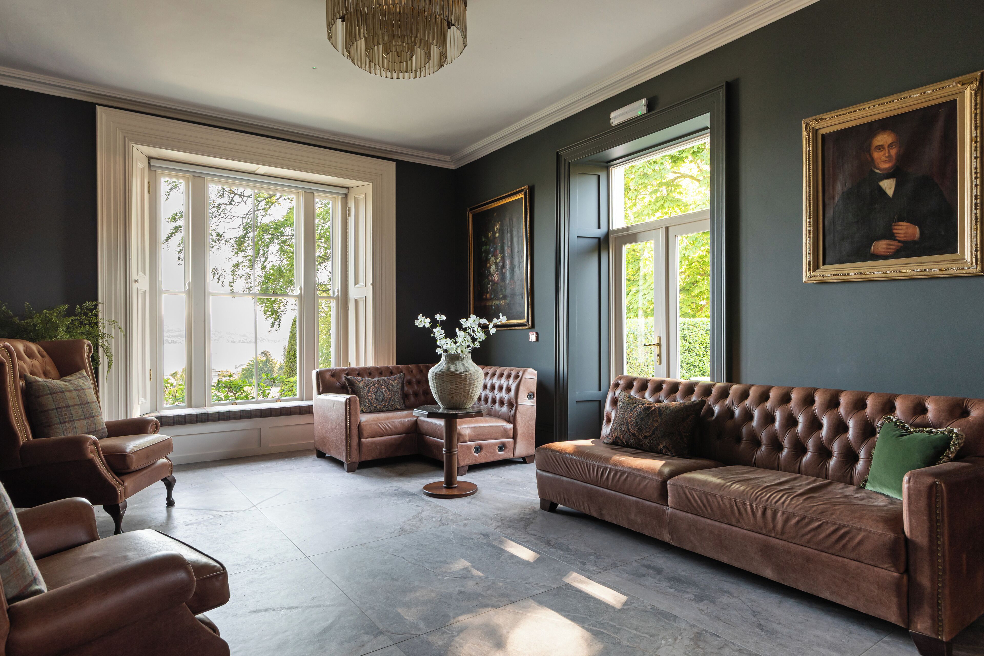 Smart TV, fireplace, books, music library