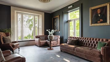 Una Smart TV, una chimenea, libros, una biblioteca de música