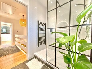 3 chambres, fer et planche à repasser, accès au Wi-Fi (inclus)