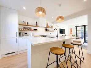 Kjøleskap, mikrobølgeovn, ovn og oppvaskmaskin