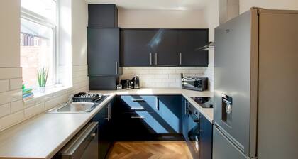 Stylish Terrace with Free Parking - Pass the Keys