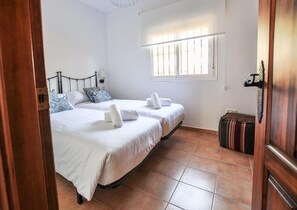 3 soverom, strykejern/-brett og sengetøy