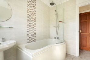 Een douche, een haardroger, handdoeken, zeep