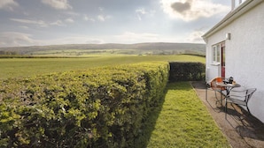 A house with a view of a green field and hills. - The Old Telephone Exchange Cartmel - Pass the Keys (Cartmel)