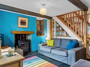 TV - Quaint Cottage Retreat in Charming Ulverston - Pass the Keys (Ulverston)