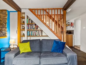 TV - Quaint Cottage Retreat in Charming Ulverston - Pass the Keys (Ulverston)